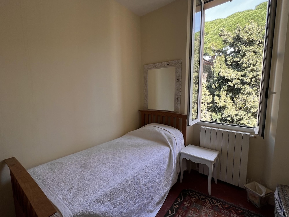 Charming 2 Bed Apartment With Balcony Located in Cannes Old Town Easy Walk to the Palais and Beaches - 120