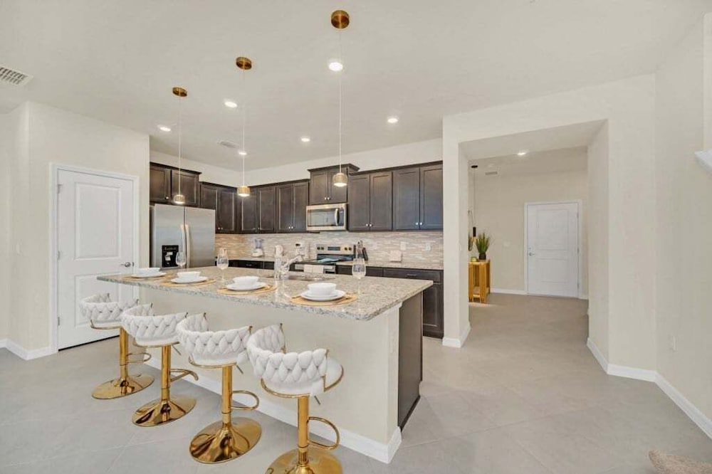 Luxury Home With Splash Pool 5 Bed Townhome! 5 Bedroom Townhouse