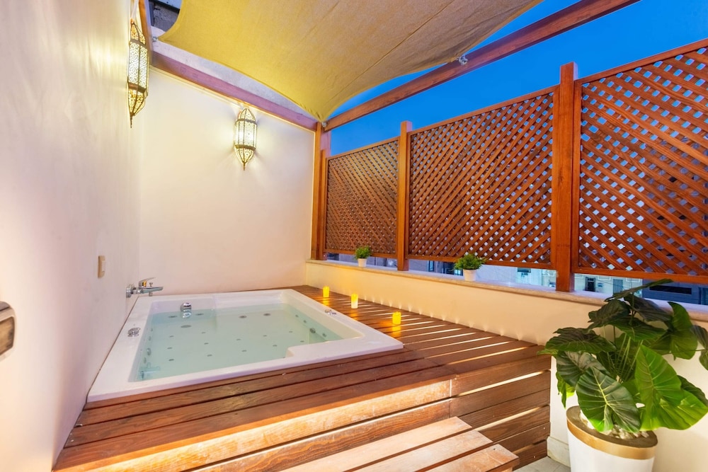 Marrakesh 1bdr w/ Jacuzzi Terrace @ Downtown Cairo