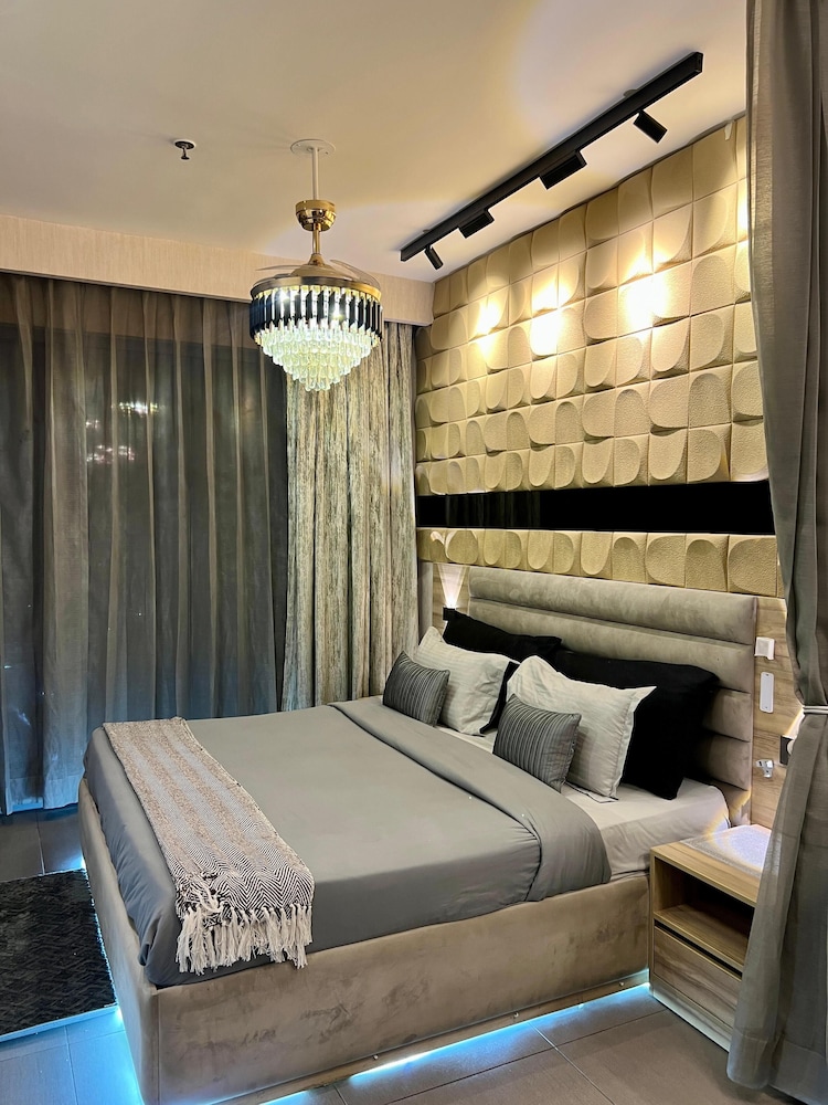41 Floor River View - TheRoomeraStay
