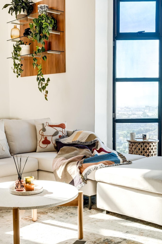 Contemporary 2bed in Art Deco Heritage Site Elevea