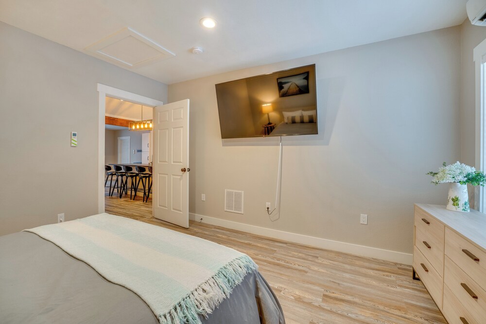 2 Blocks to Downton Chelan: Home w/ Hot Tub!
