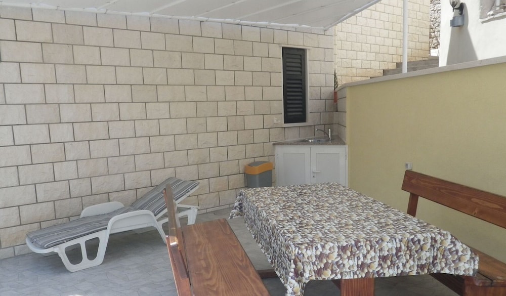 Mir - Perfect Location & Cosy - A1 view 5