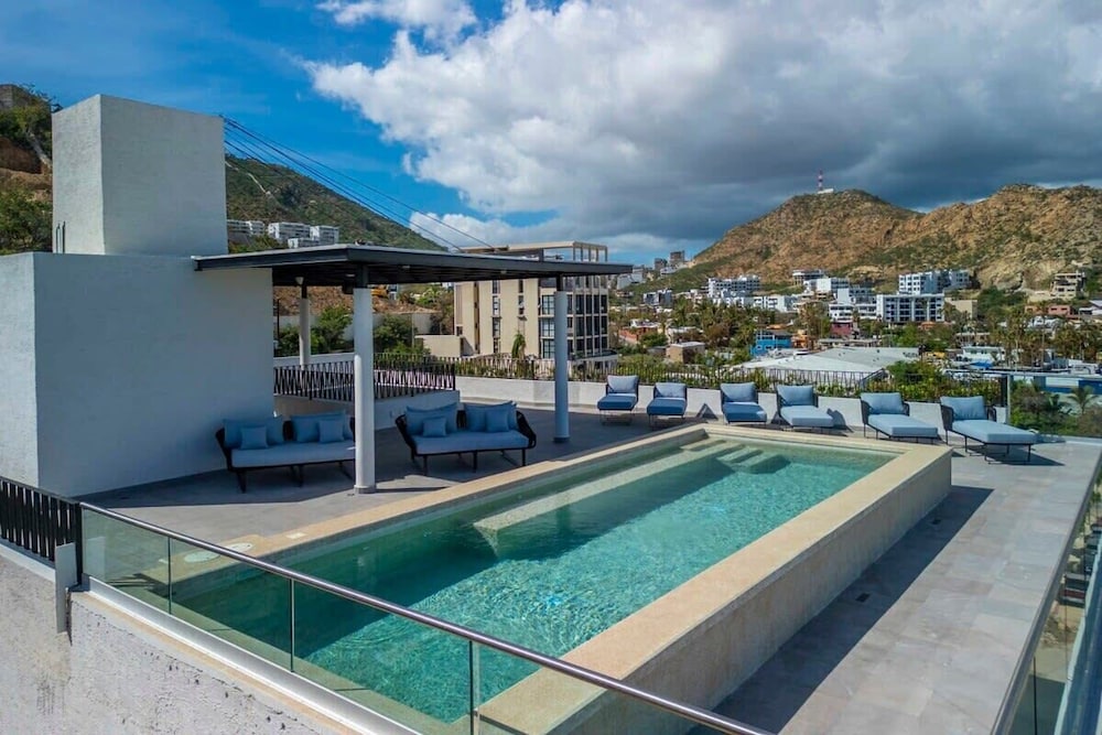New 1BR Condo Near Marina and Downtown - Pool