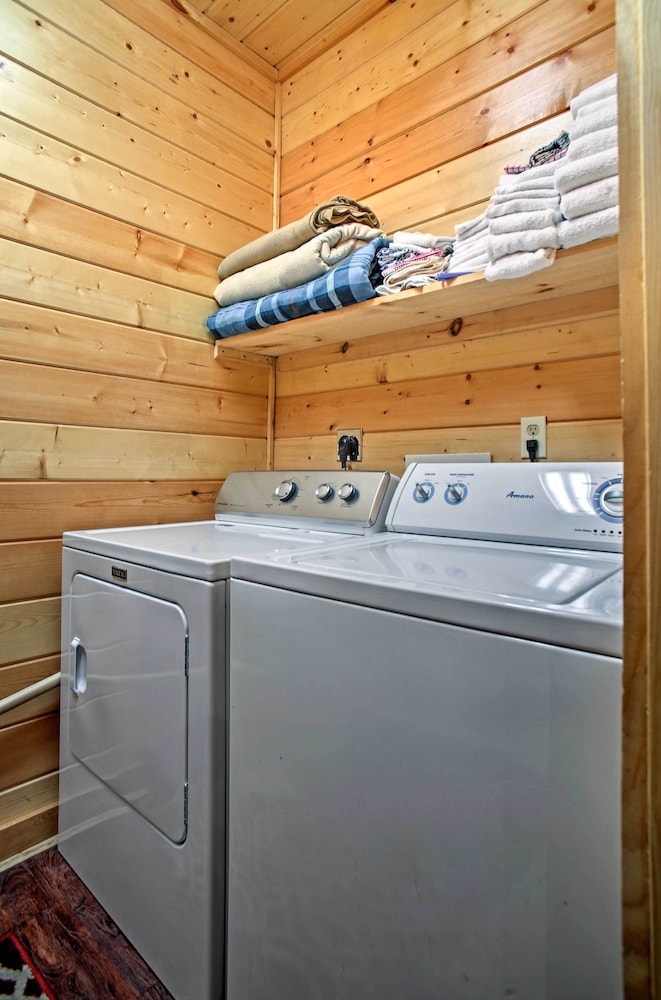 Creekside Cabin w/ Hot Tub in Gatlinburg!