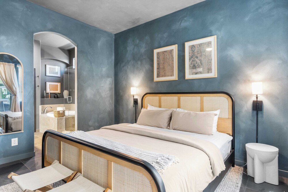 Designer Desert Oasis w/ Pool, Hot Tub, Outdoor Lounge The Riley by Avantstay