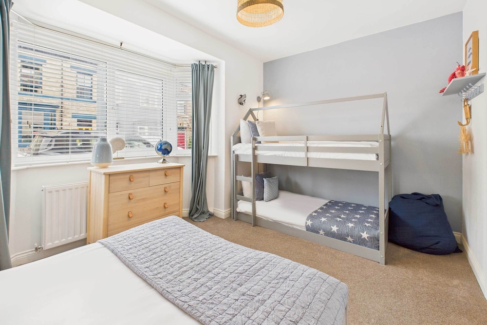 Host Stay Surf Jewel