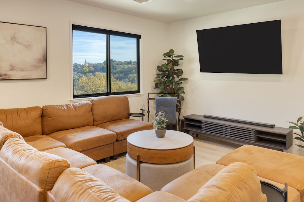 Terrace Hill Modern Paso Robles Escape Near Wineries Dining and Hot Springs