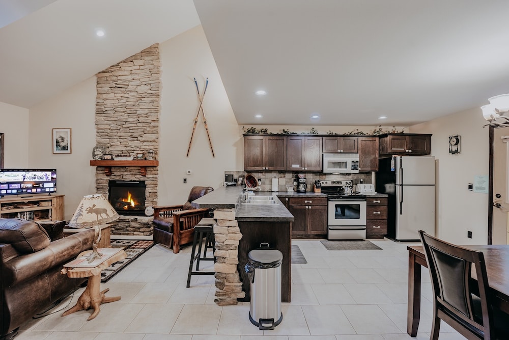 89GS - Hot Tub - Pets Ok - WiFi - Sleeps 4 view 5