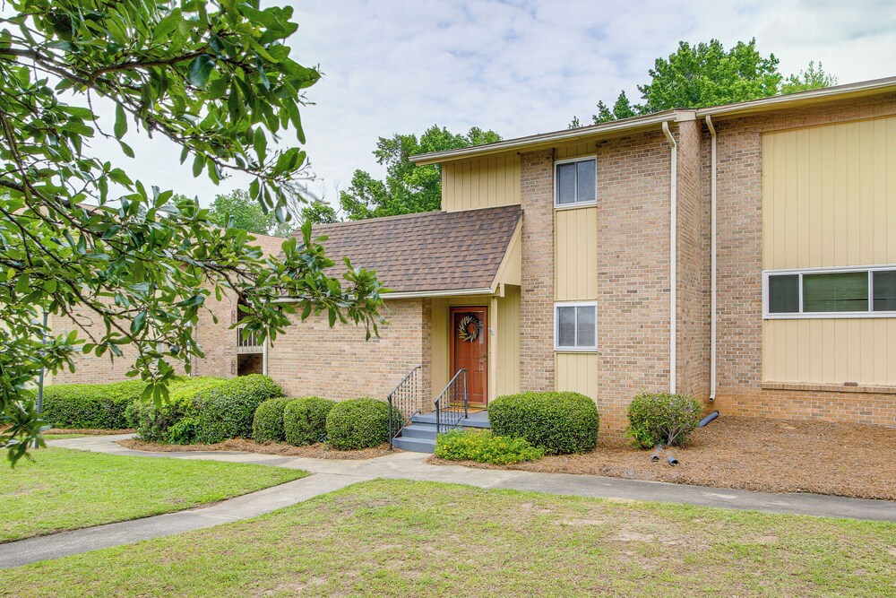 2 Mi to SC State & Claflin: Townhome w/ Patio!