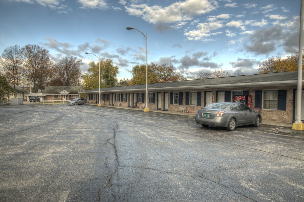 Budget Host Three Crowns Motor Lodge