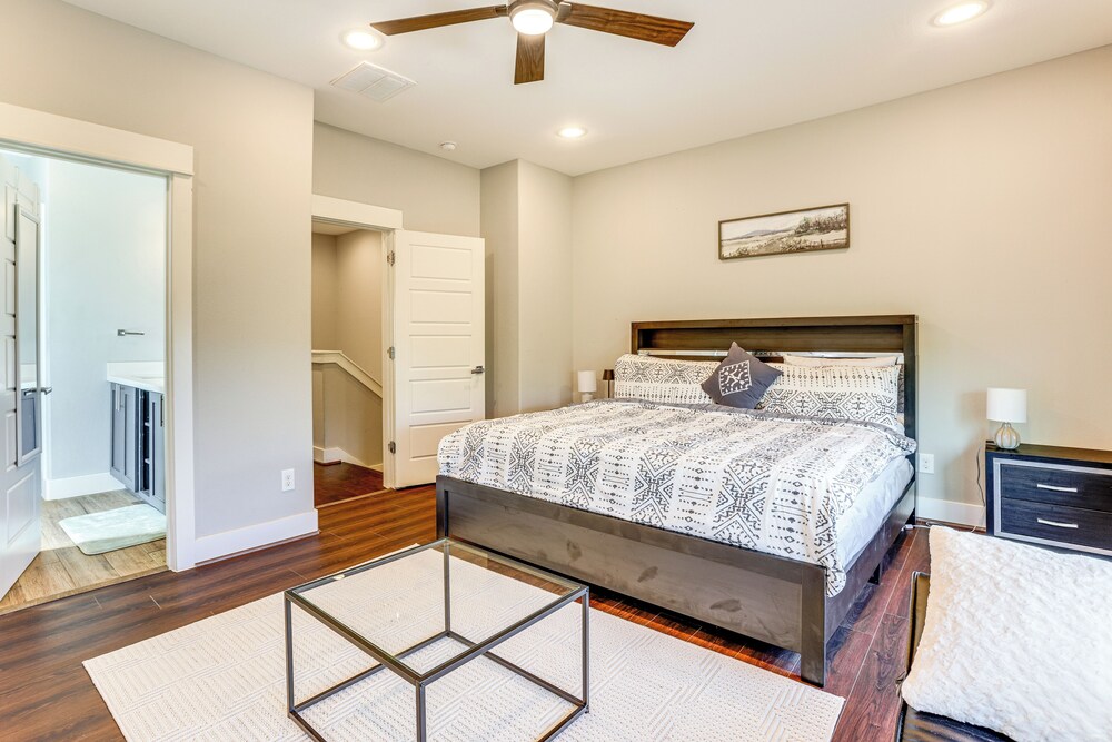 2 Mi to Dtwn: Modern Houston Home w/ Private Patio