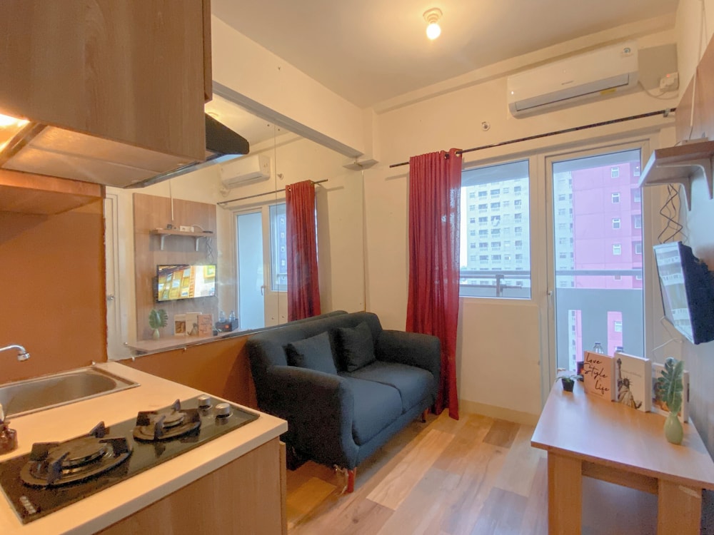 Cozy Living 2Br At Green Pramuka City Apartment