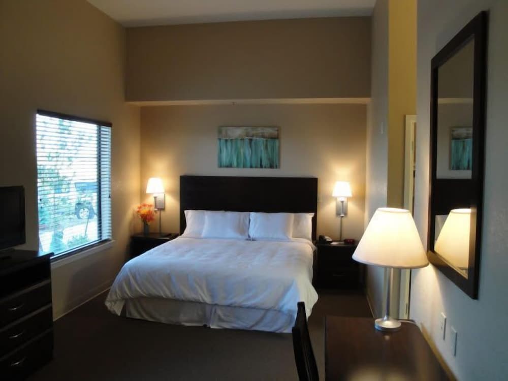 Morgan City Vacations - Ambassador Inn  Suites - Property Image 5