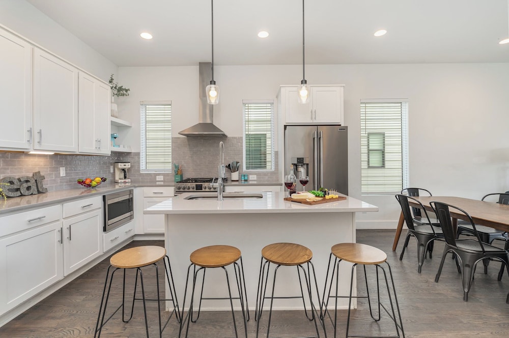 Jade - Private Patio and Balcony - Near Germantown