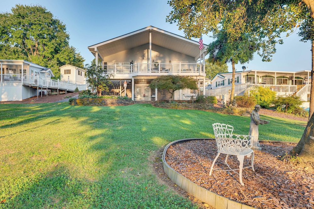Breathtaking Views & Deck: Badin Lake House!