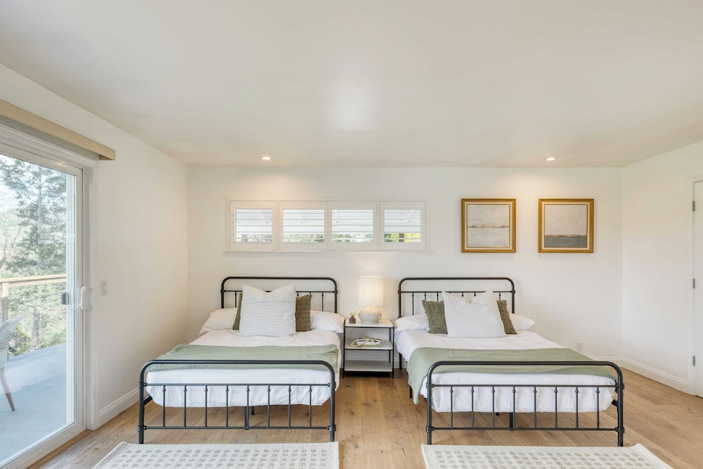 Modern Sonoma Stay w/ Spacious Deck, Views & Prime Location Bennett