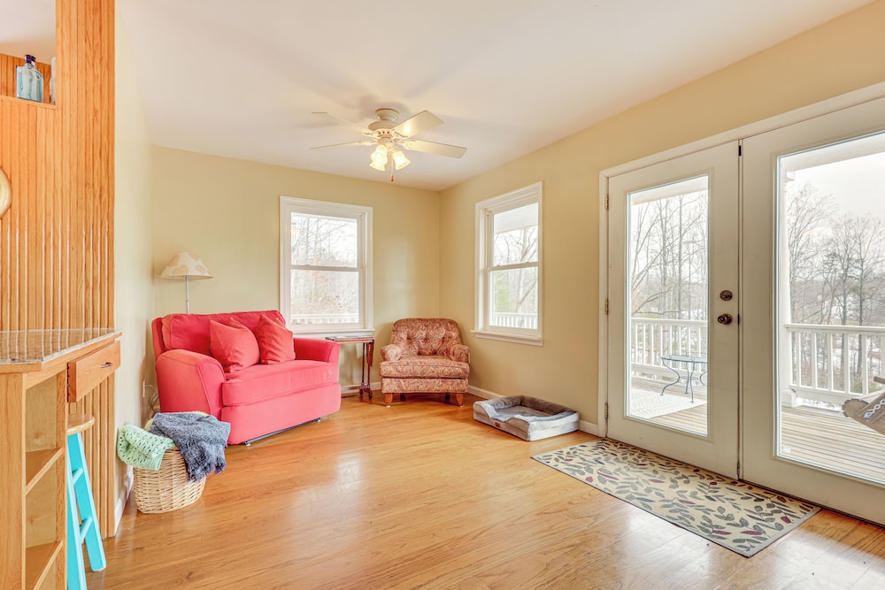 Family Home w/ Game Room & Decks in Etlan!