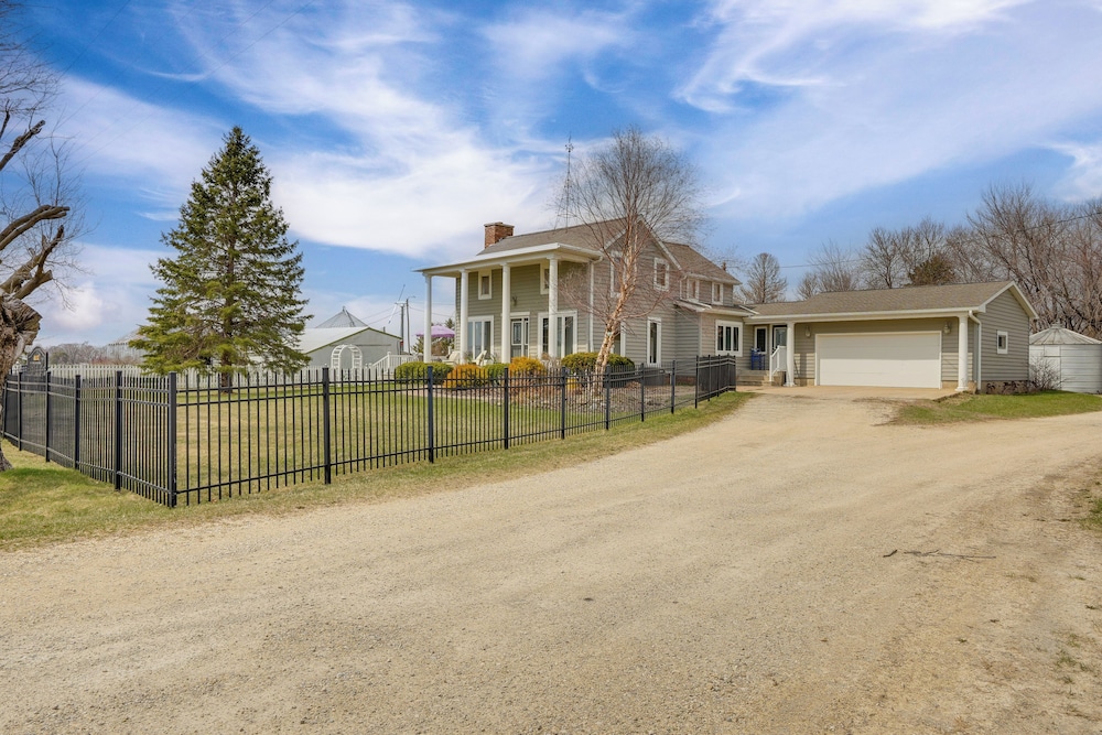 Tennis Court & Deck: Pet-friendly Charles City Gem