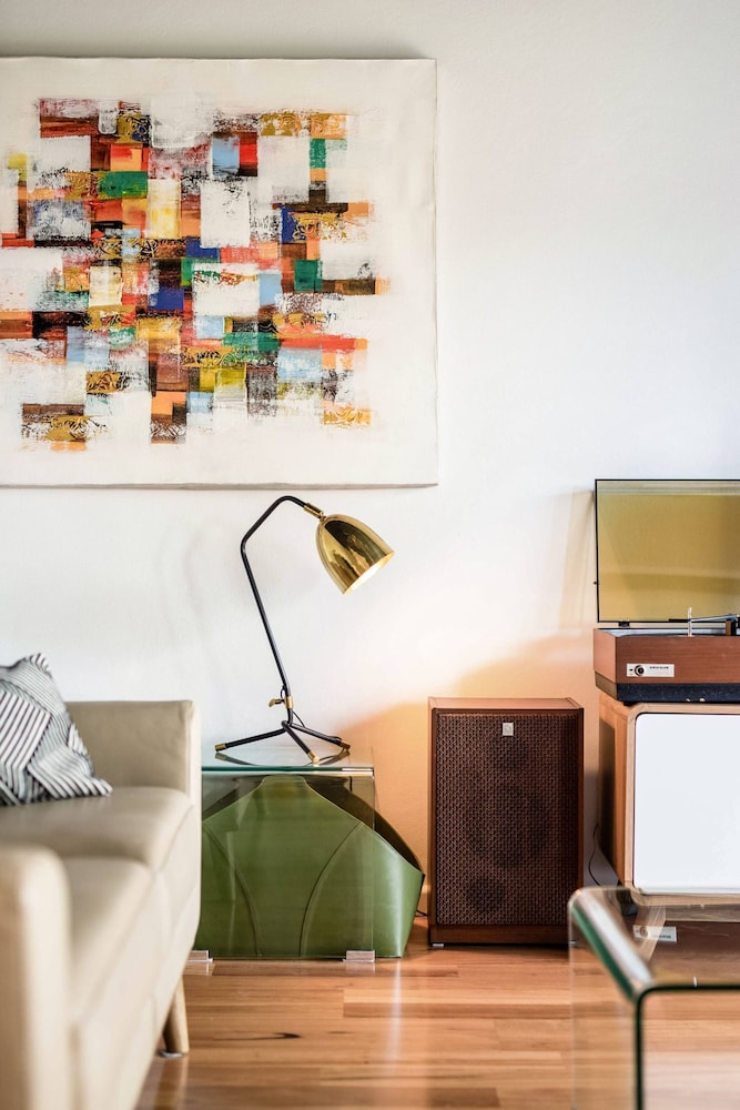 Renovated Retro Apartment Near Harbour Front Walks