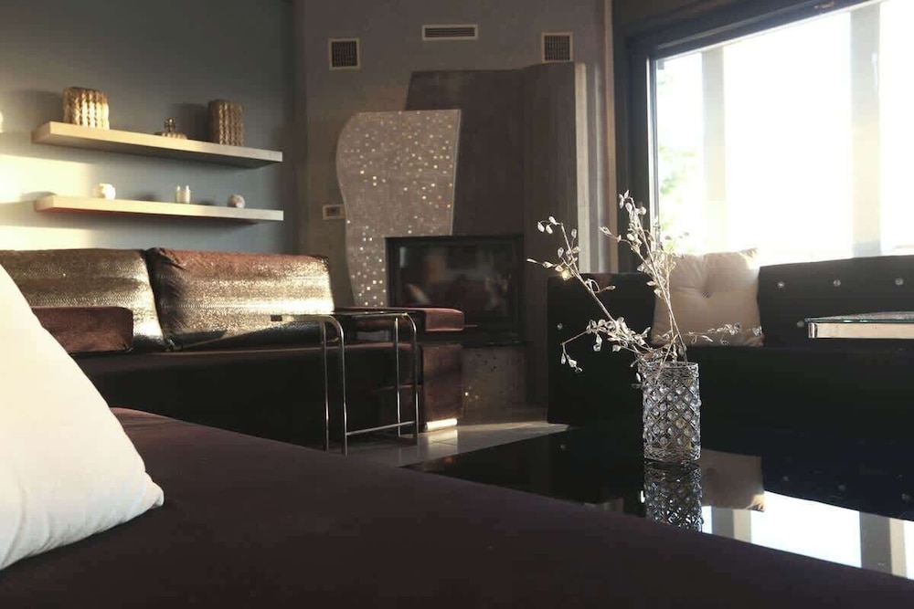 Villa Erytha - Serene Retreat With Views Garden