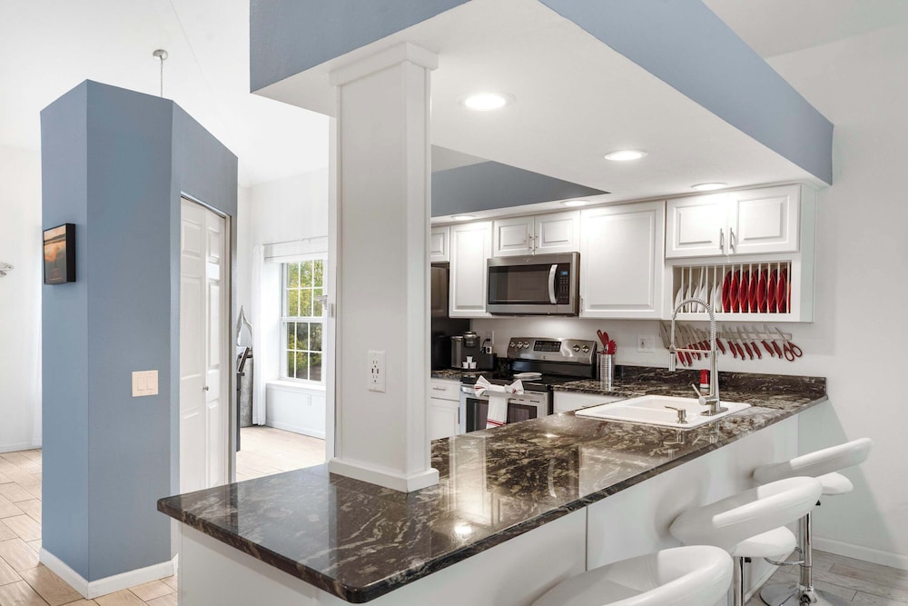 Vacay Getaway - Condo for 8