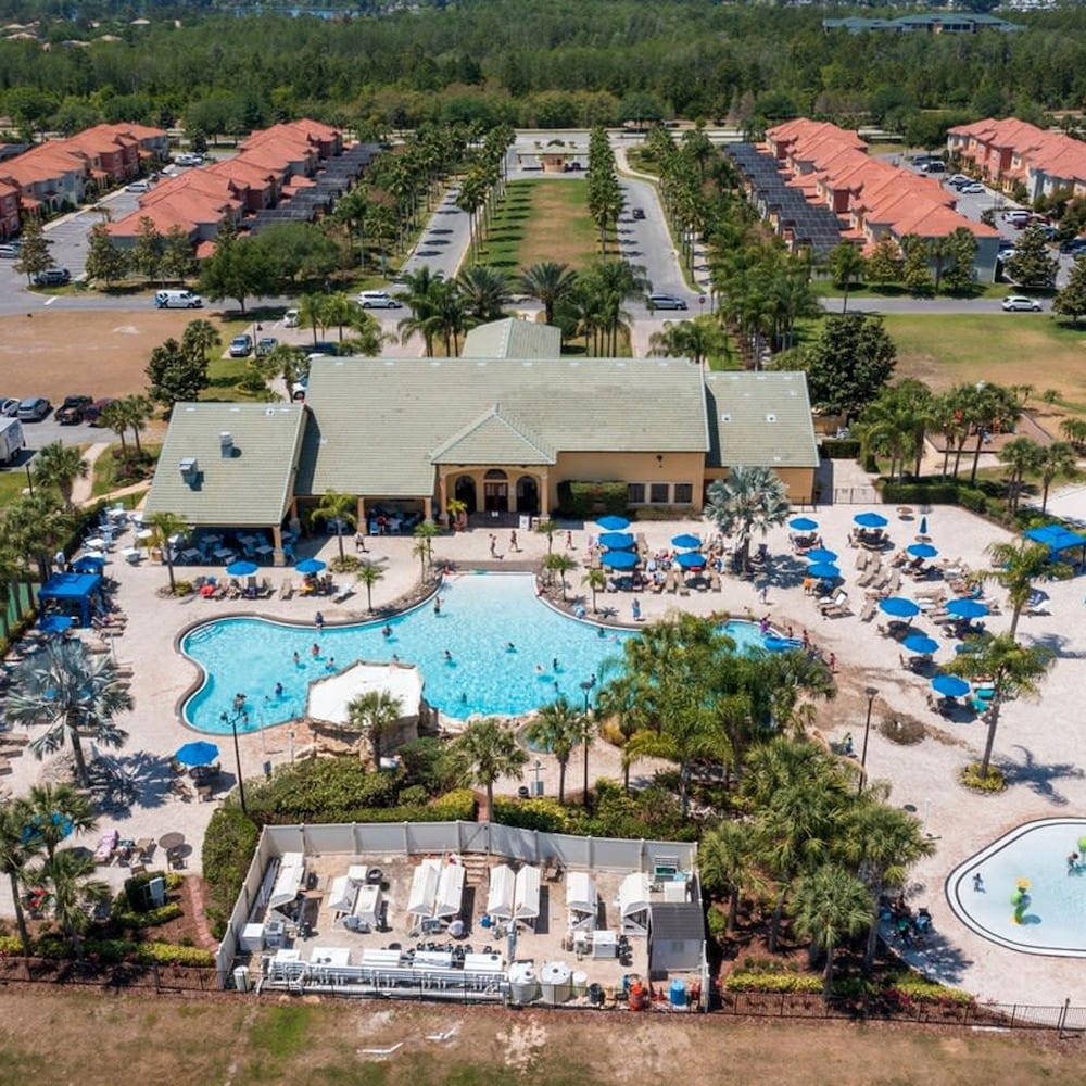8950 Amazing 5BD Home With Pool