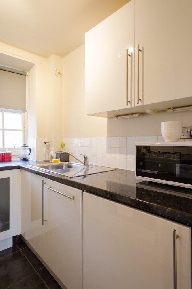 Modern Studio Apartment on Royal Mile Great for Castle view 4