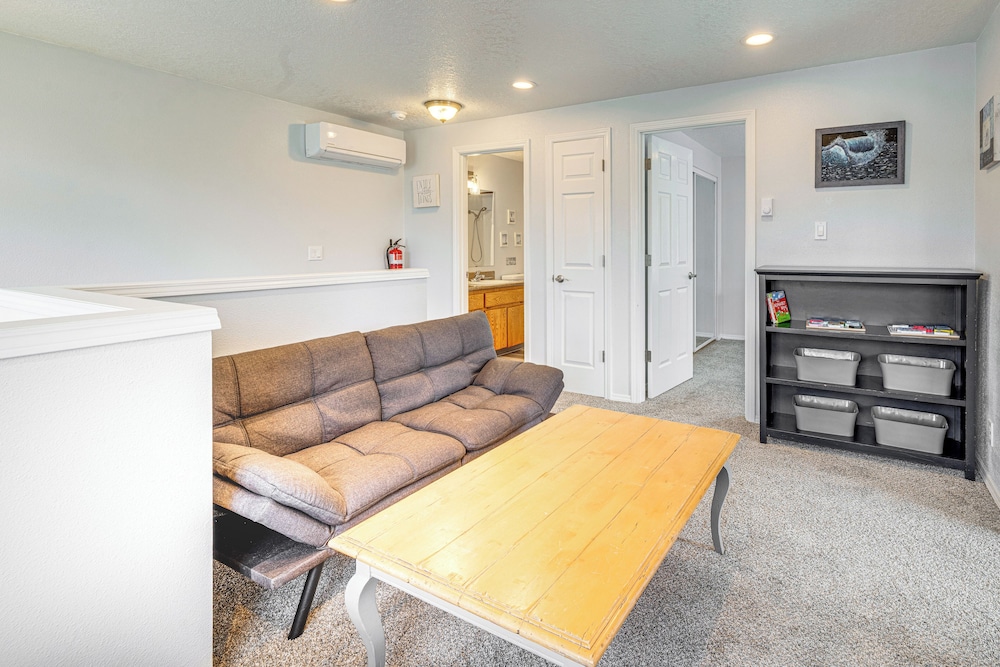 3 Mi to Beach: Oregon North Coast Retreat