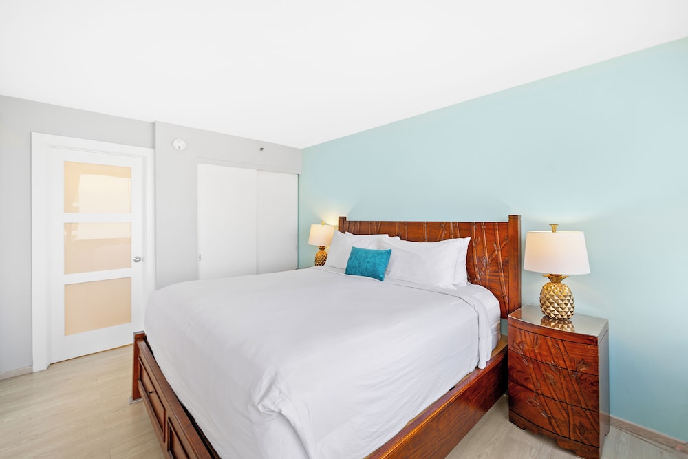High Floor Ocean View Condo (King Bed and Parking): hotel room photo
