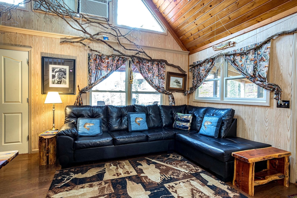 Bear Creek Lodge and Cabins in Helen Ga - Pet Friendly, River on Property, Walking Distance to downtown Helen