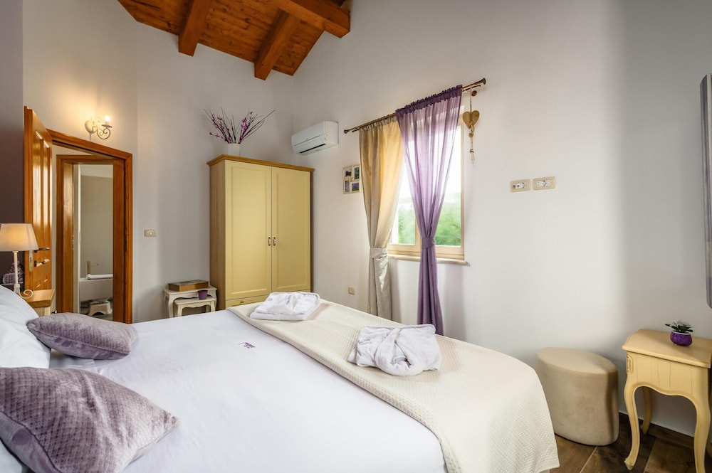 Villa in Srebrnici With Pool Near Marea Beach