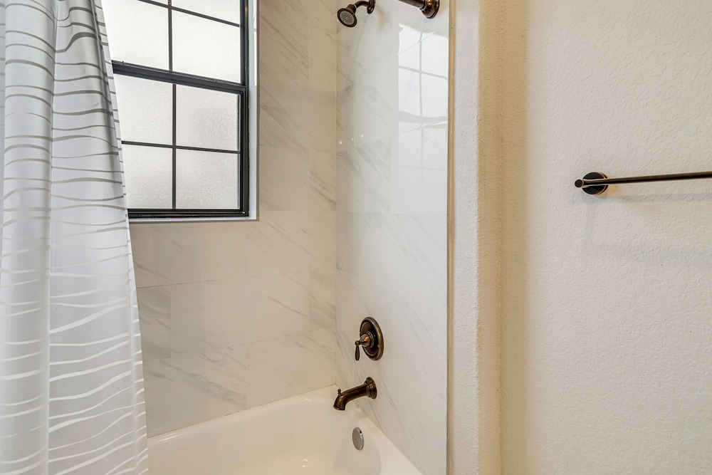 9 Mi to Downtown Houston: Spacious Group Getaway