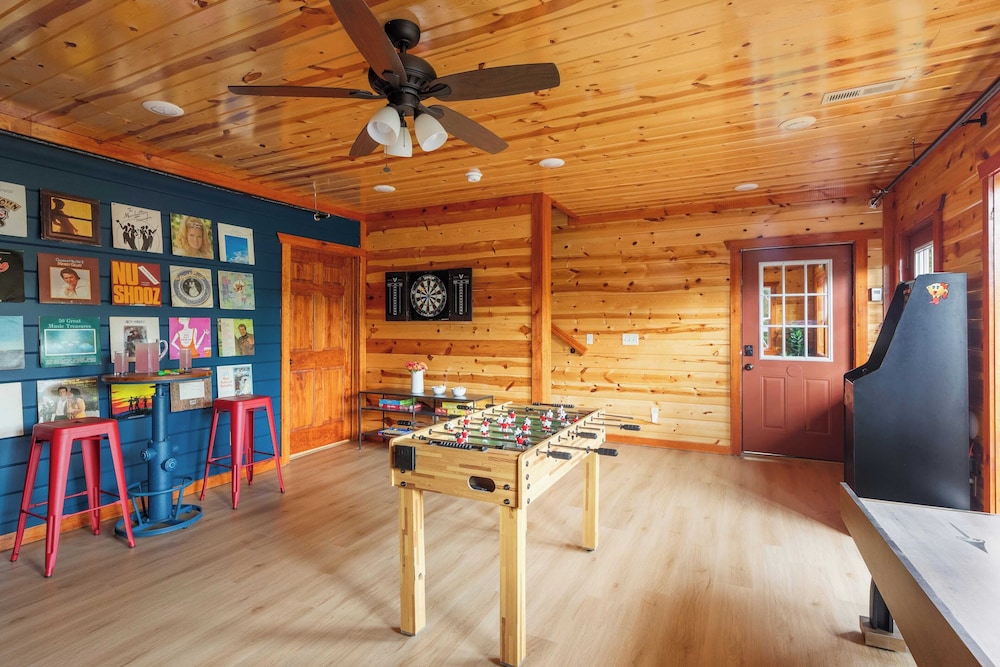 Smoky Ridge by Avantstay Renovated Cabin w/ Indoor Pool Game Room + Theater