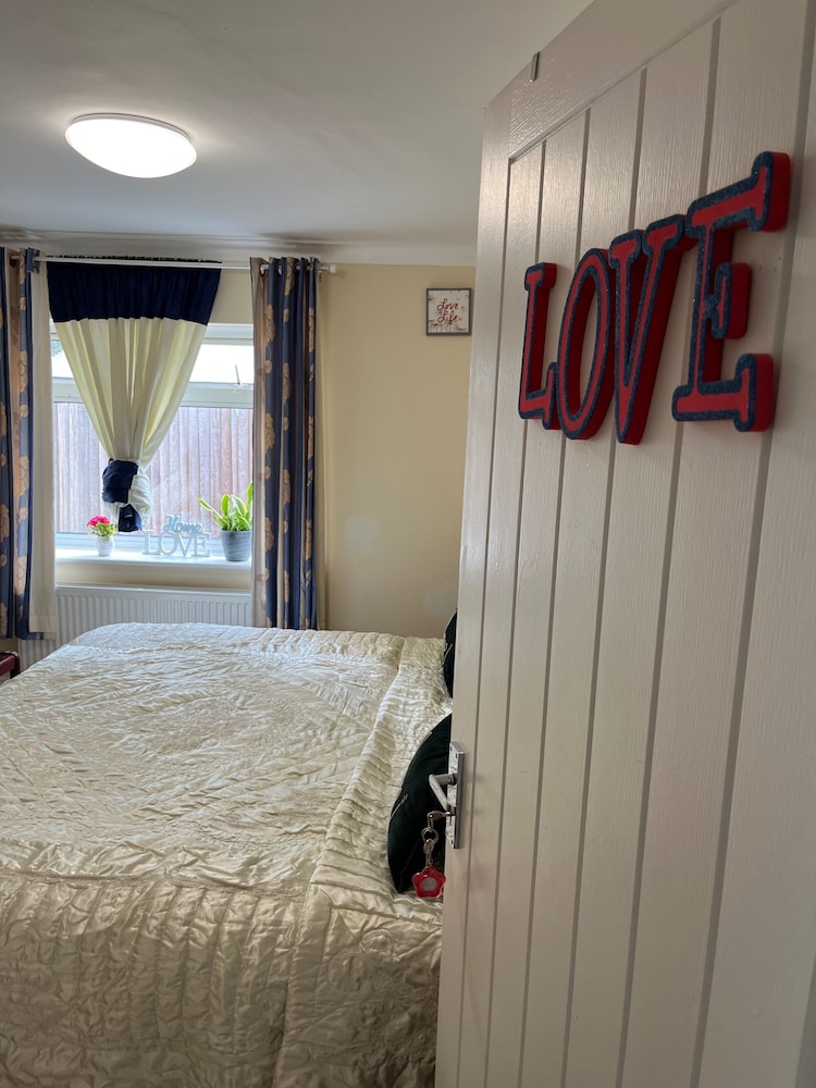 3 Bed Cottage Retreat - Private Garden & Parking