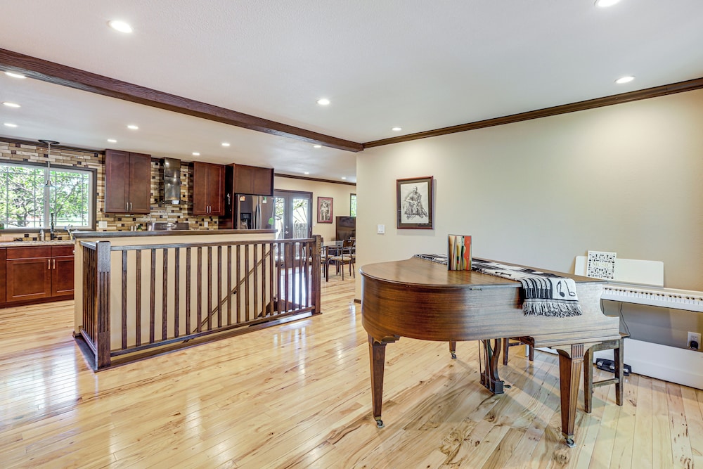 Pet-friendly Retreat w/ Fenced Yard in Aurora