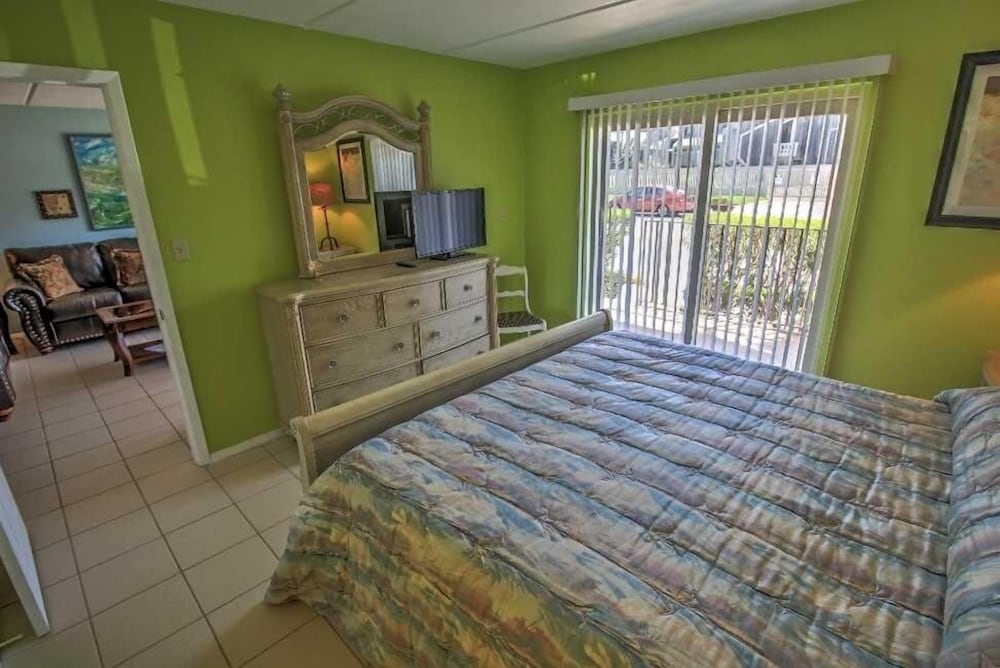 Beachview 105 Minium 2 Bedroom Condo by RedAwning view 3