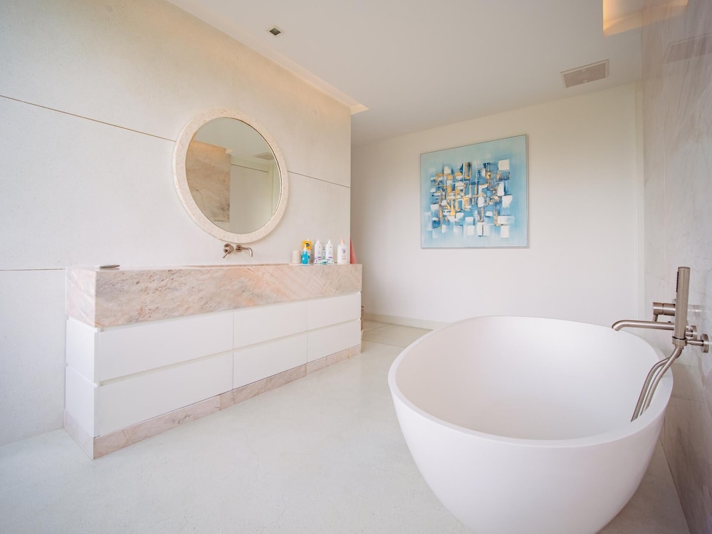 Luxurious 5bedroom White Estate Villa Private Lake