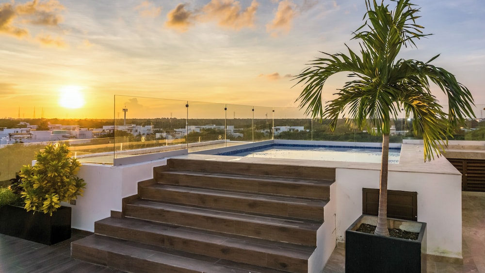 Luxury Studio Rooftop Pool and Jacuzzi