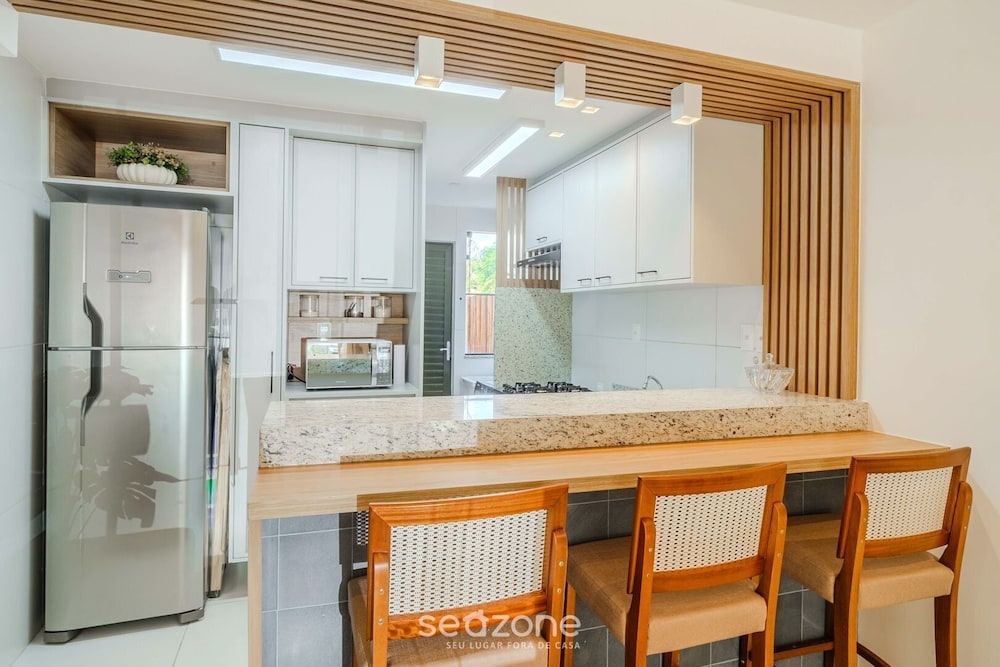 Apt w/ Pool and 2 Suites in Guarajuba Tra0014