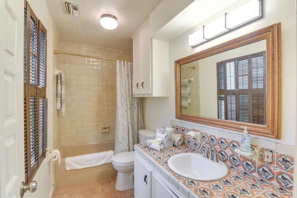 2 Mi to Dtwn: Spacious Angleton Home w/ Courtyard!