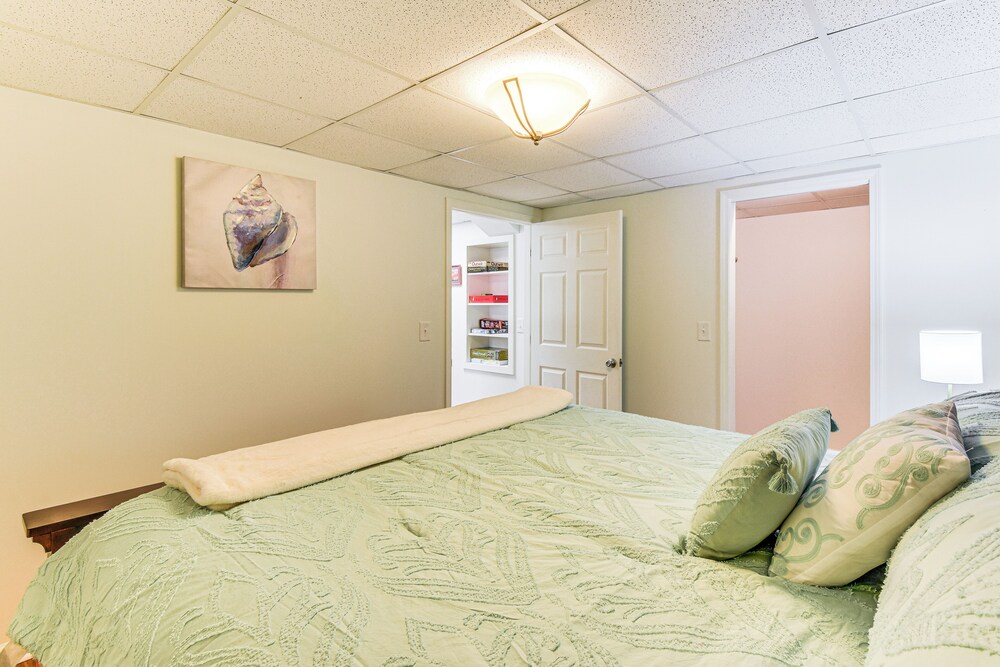 2 Mi to Toccoa Falls: Cozy Getaway w/ Fire Pit!