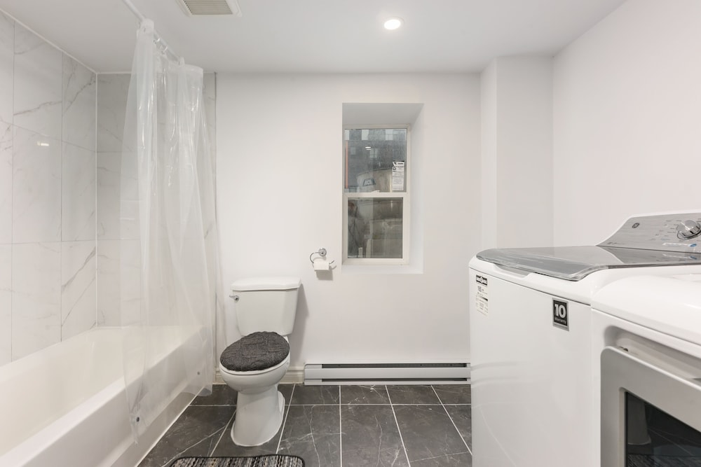 3 Bedroom Loft in Downtown Free parking