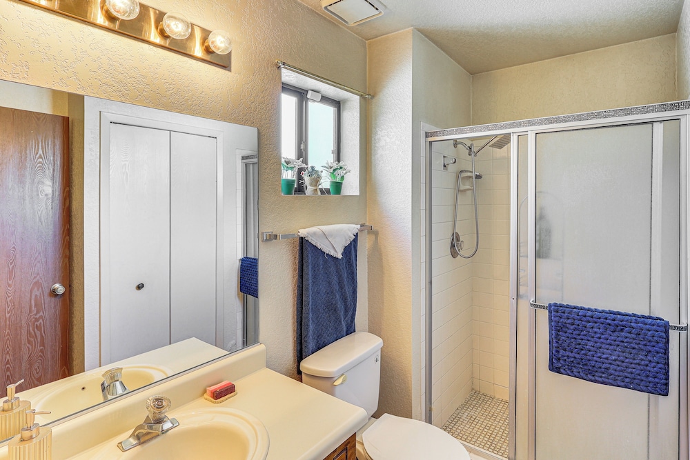 4 Mi to Beach & Boat Ramp: Lake Havasu City Abode!