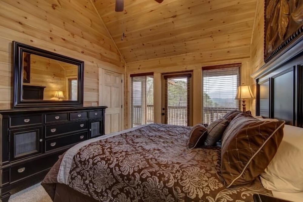 A Suitetastic View - 4 Bedrooms, 4 Baths, Sleeps 12 Home by RedAwning