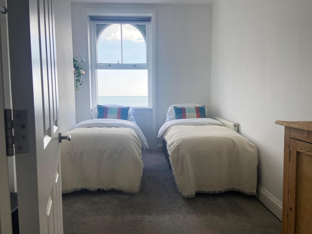 Spacious 2BD Flat With Stunning Views Folkestone view 3
