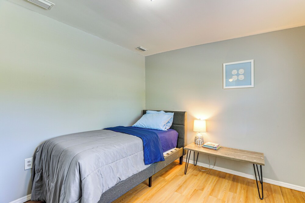 7 Mi to Beach: Cozy Home w/ Yard in Englewood!
