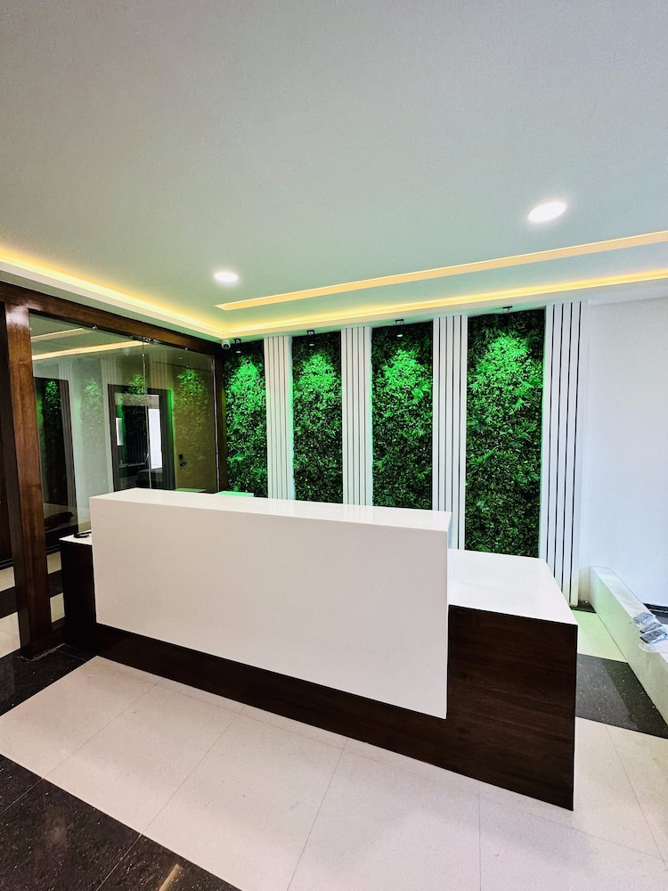 Lobby & Reception