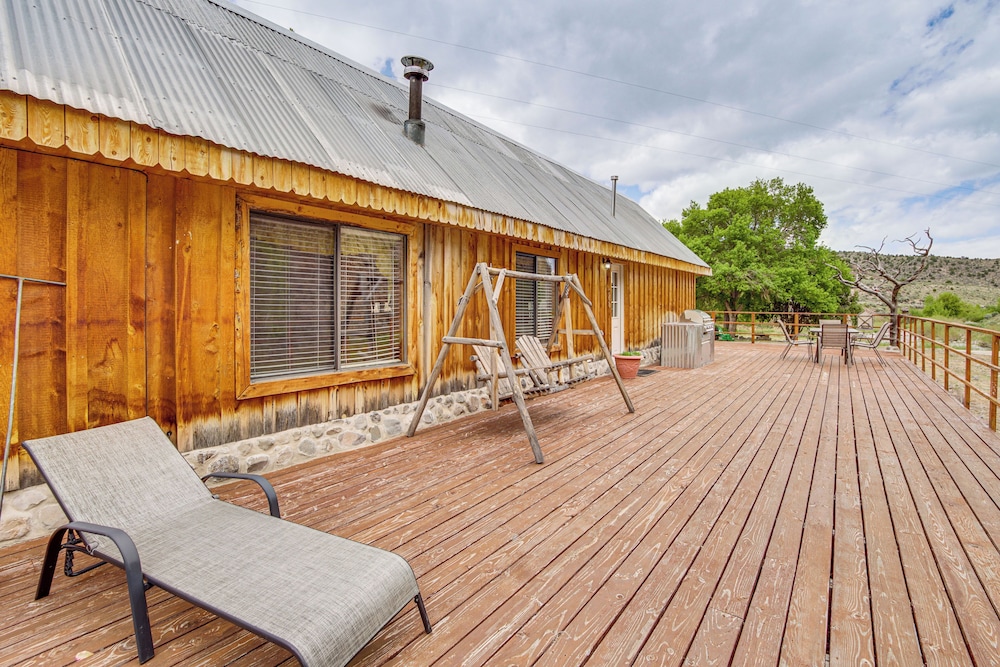Creekside Cabin w/ Deck & Views in Panguitch!