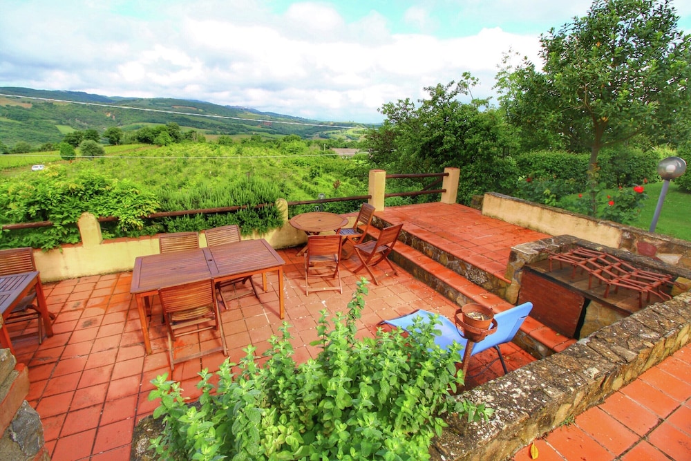 Scenic Tuscan Farmhouse photo 2